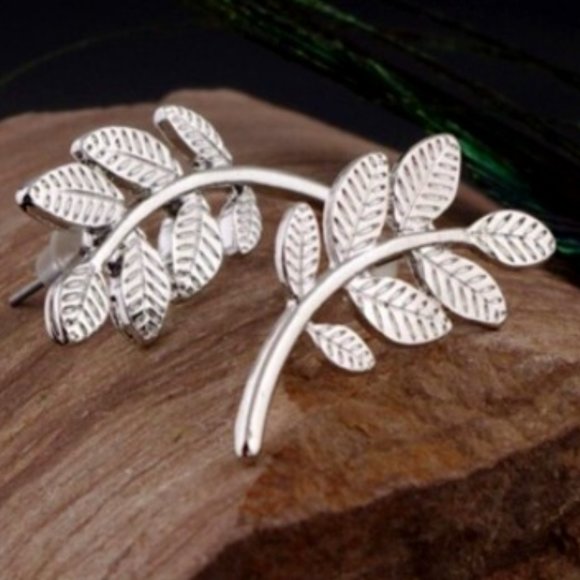 LiveChicStyle Jewelry - Silver Olive Branch Earrings